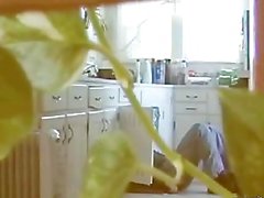 hiddencam - sexe dans la cuisine baise avec le plombier