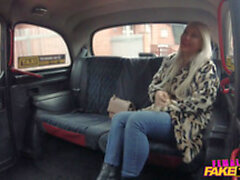 Женские фальшивые такси лесбиянки восхищаются друг другу красивые большие сиськи