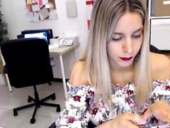 Blonde Milf mit großen Titten fickt im Büro