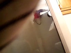Eşi duştan çıkıyor