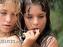 Vacker barnvakt i regn