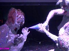 Chikkin y Alice exposición pública sploshing en una rave