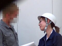 Asiatiska lady kissar i arbetet