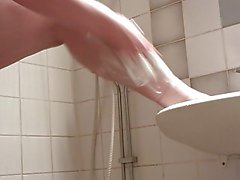 Ich in der Dusche zu und rasier mir die schönen Schwanz und Beine