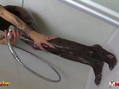 La rossa in collant si masturba nella doccia (Onix Babe)
