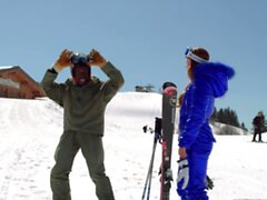 Blacked Stunning Ski-Bunny Mary raccroche d'un homme marié