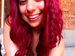 Petite Amateur Redheaded Teen irrita e chupa pau