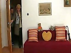 Blonde Oma Sprünge auf Jungschwanz