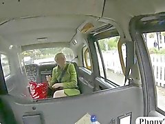 Hobby blond Abnehmer bekommt ihren Arsch warf in ein Taxi