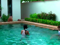 sexiga thailändska flickor i pool