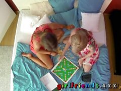 Girlfriends Cute blondes jogar jogos antes fodendo