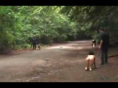 Caminhada da floresta com o nosso filhote de cachorro escravo