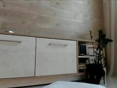 Kleiner Titted Babe spielt ihre Muschi auf der Webcam