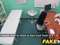 Fake Hospital Petite Italiener Schlaflosigkeit durch Sex und Sperma schlucken gelöst