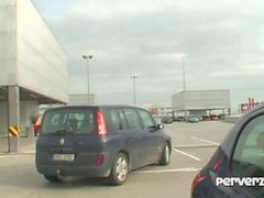 Возбуждённый пара трахается На автостоянке у