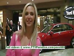 Del sophia sexy rubia con tetas natural divirtiéndose y parpadeando las tetas en publico