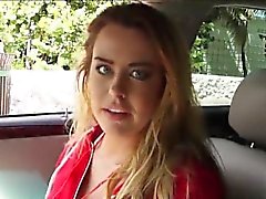 De Corinna Blake masturbates de N sucções no carro do