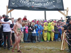 Festival en Noruega con peeps desnudos en la tribal.