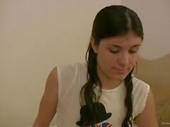 Morena amateur real masturbándose y chupando la polla