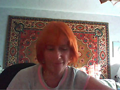 Redhead madre reveling sus pechos normales que son humu