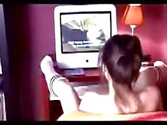 Jade Cumming katsellen pornoa kotona
