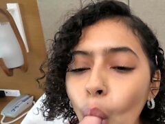 Dieser Latina Teen hat Zahnspangen und perfekte Titten