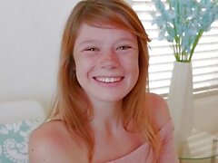 Süße Teenie -Rothaarige mit Sommersprossen Orgasmen während des Casting POV - Sunporno